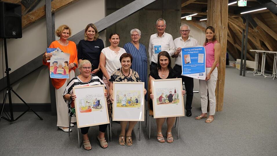 Die Initiatorinnen und Verantwortlichen der Arbeitsgruppe unter Federf&uuml;hrung von Heike Adelhardt (links), Christa Primbs (vorne links), Rita Hilmer (vorne Mitte) und Sandra Kr&auml; (rechts) mit OB Markus Pannermayr und Berufsm&auml;&szlig;igem Stadtrat Alois Lermer haben das Programm zur Demenzsensibilisierung vorgestellt.