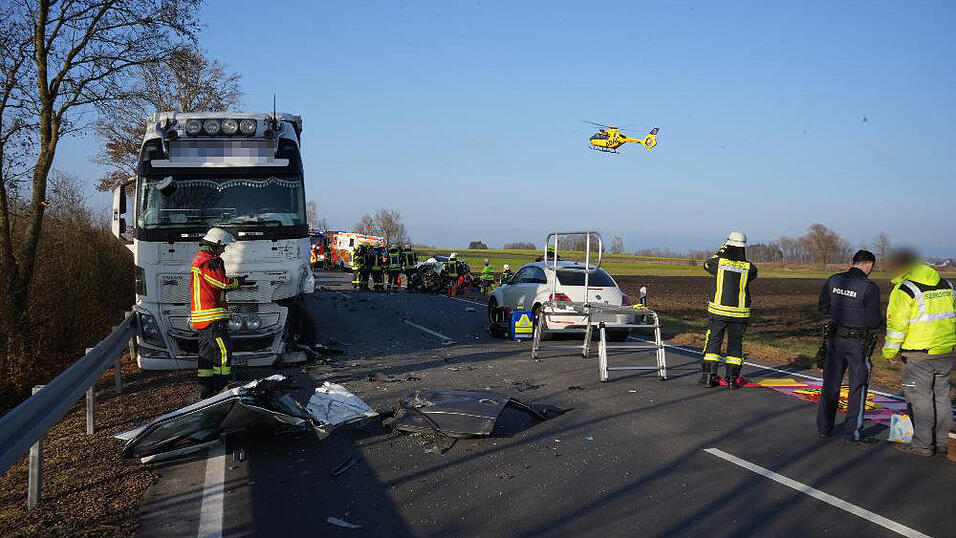 Ein Auto und ein Lastwagen sind auf der B8 zwischen Osterhofen und Künzing zusammengestoßen. Ein Auto und ein Lastwagen sind auf der B8 zwischen Osterhofen und Künzing zusammengestoßen.