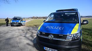 Polizei vor landwirtschaftlichen Großbetrieb im Allgäu. In dem Milchviehbetrieb sollen erneut Rinder misshandelt worden sein.