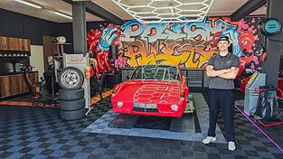 Der 25-jährige Lukas Vohberger in seiner Werkstatt. Neben ihm steht schon sein nächstes Projekt, an dem er demnächst arbeiten wird: ein roter Porsche. Der 25-jährige Lukas Vohberger in seiner Werkstatt. Neben ihm steht schon sein nächstes Projekt, an dem er demnächst arbeiten wird: ein roter Porsche.