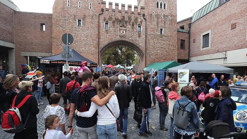 Knapp 2.000 Teilnehmer feierten am Samstag in Landhut den ersten Christopher-Street-Day Niederbayerns.