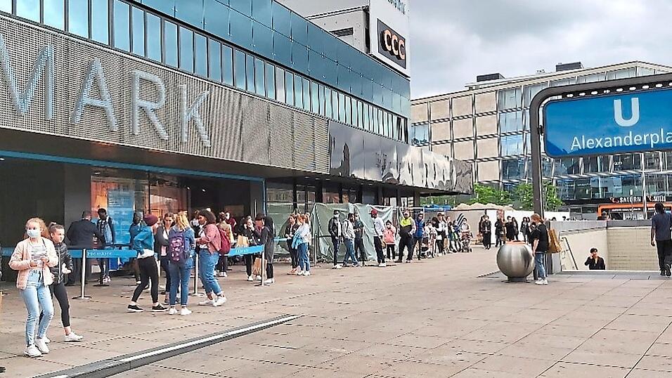 Die größte Warteschlange wegen begrenzter Besucherzahl bildete sich vor dem Primark am Alexanderplatz. Die größte Warteschlange wegen begrenzter Besucherzahl bildete sich vor dem Primark am Alexanderplatz.