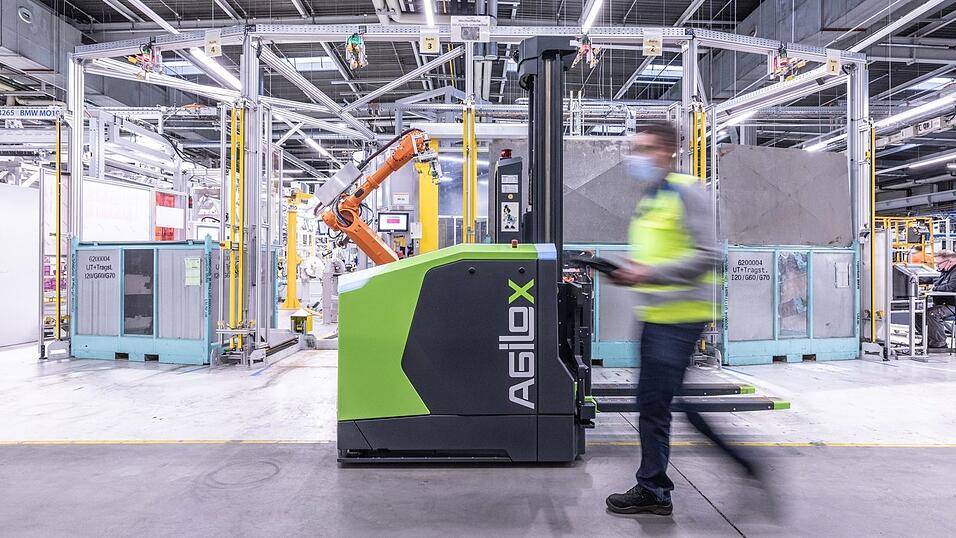 Die Logistik im BMW Group Werk Landshut r&uuml;stet auf komplett autonome Transportsysteme um, die nun erstmals in einem Pilotprojekt in der Cockpitfertigung im Einsatz sind.
