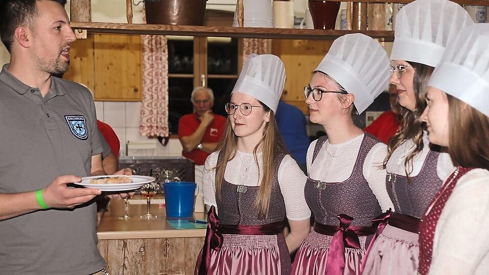 Die Festdamen mussten f&uuml;r alle Anwesenden 'einen Gru&szlig; aus der K&uuml;che' servieren.