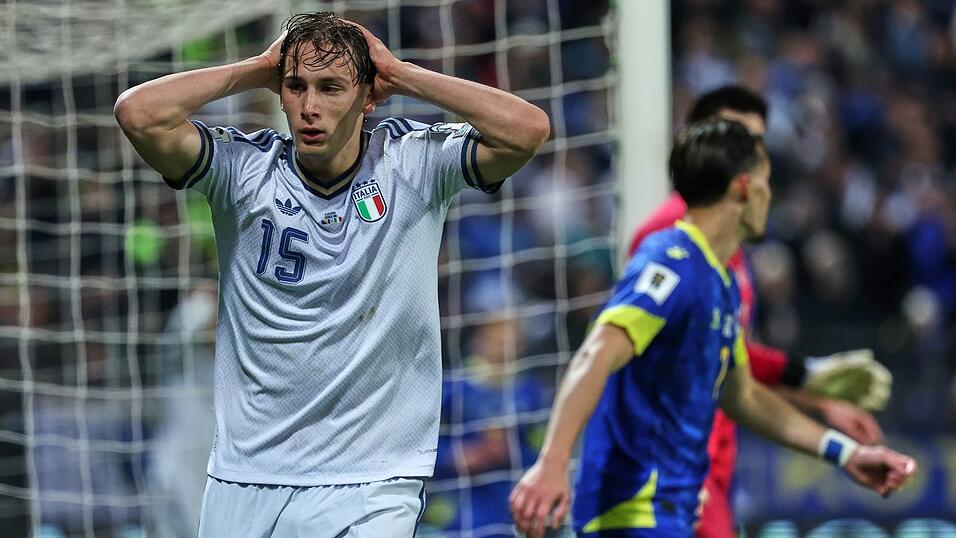 Zum Verzweifeln: Nationalst&uuml;rmer Pio Esposito fasst sich an den Kopf.