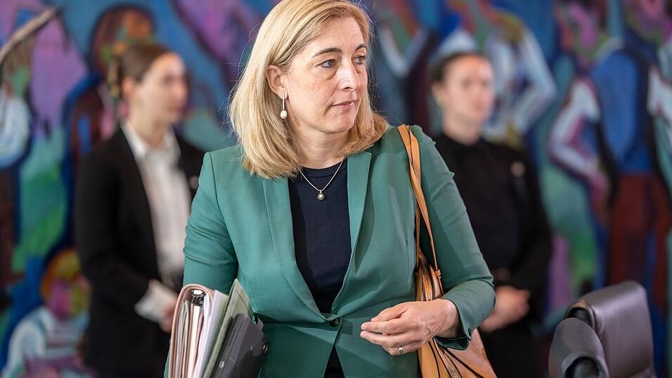 Gesundheitsministerin Warken bringt ihr Sparpaket in Bundestag und Bundesrat. Gesundheitsministerin Warken bringt ihr Sparpaket in Bundestag und Bundesrat.