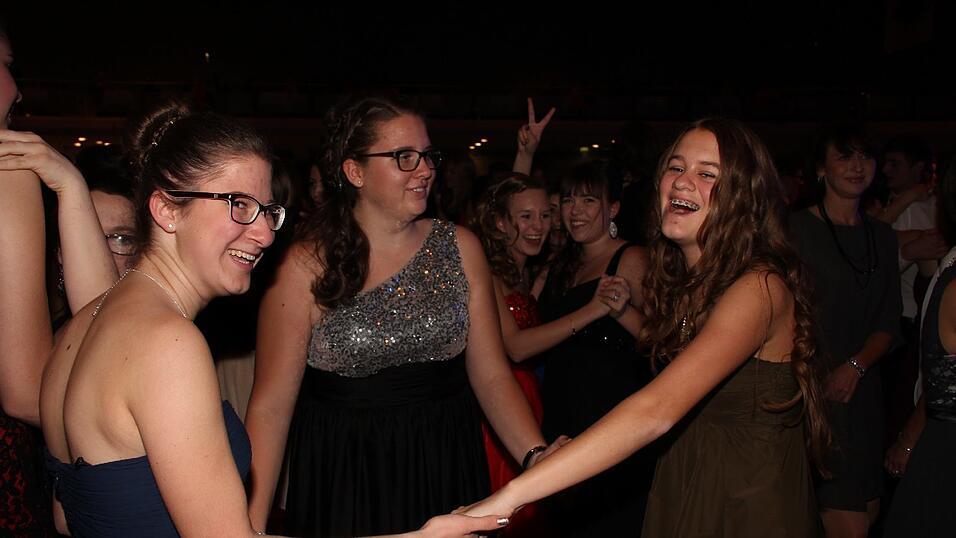 Die Bilder vom Abschlussball der Tanzschule Seidel in der Fraunhofer-Halle am 28. November. Die Bilder vom Abschlussball der Tanzschule Seidel in der Fraunhofer-Halle am 28. November.