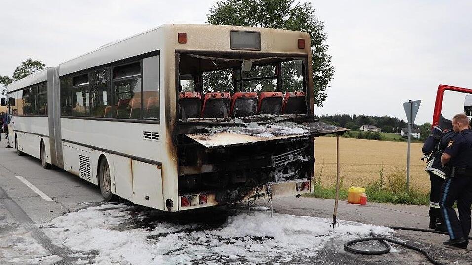 Am frühen Donnerstagabend fing ein voll besetzter Bus bei Wallerfing im Landkreis Deggendorf Feuer.