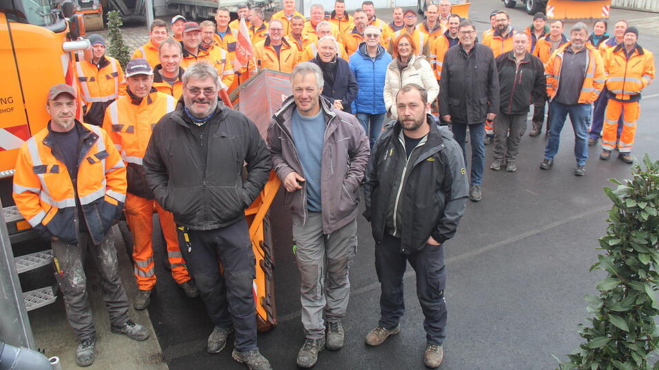 B&uuml;rgermeister Dr. Albert Solleder (Mitte) lobte die Mitarbeiter des Bauhofs f&uuml;r ihren Einsatz nicht nur beim Winterdienst.