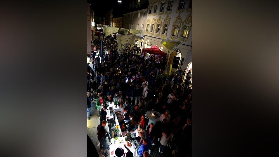 Mittelalter-Flair und super Stimmung: Die lange Einkaufsnacht 'Schlaflos' war gleichzeitig der Auftakt zum Mittelalter-Fest in Straubing. Mittelalter-Flair und super Stimmung: Die lange Einkaufsnacht 'Schlaflos' war gleichzeitig der Auftakt zum Mittelalter-Fest in Straubing.