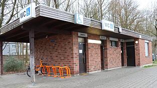 Seit einigen Jahren gibt es schon Stimmen, die eine Sanierung oder einen Neubau f&uuml;r das marode Toilettenh&auml;uschen fordern. Bisher erfolglos.