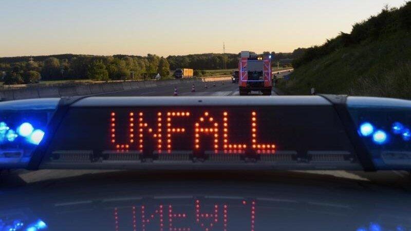 Die Autobahn war nach einem Unfall gesperrt. (Symbolbild)