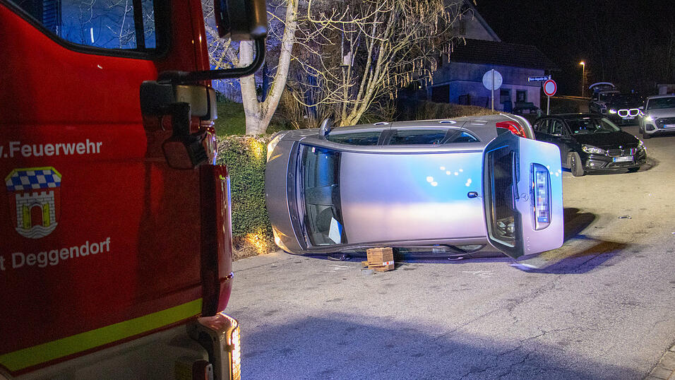 Weil das Auto auf der Seite lag, konnte die Autofahrerin nicht hinaus.