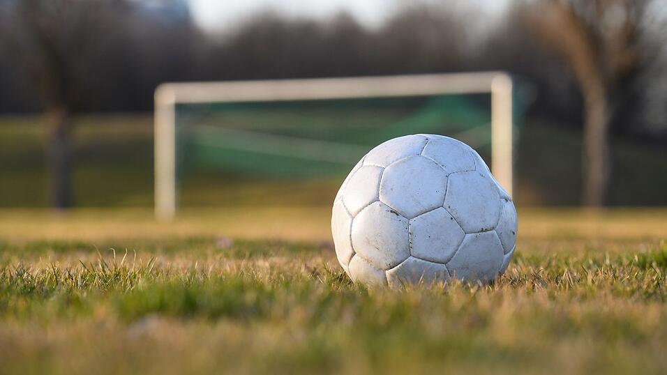 Nach einem Foul geriet die Situation auf dem Fu&szlig;ballplatz in Rosenheim aus dem Ruder. (Symbolbild)