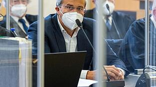 Franz Rieger sitzt in einem Verhandlungssaal im Landgericht Regensburg.