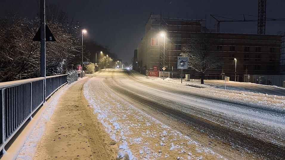 Schnee liegt auf dem Asphalt der Geiselh&ouml;ringer Stra&szlig;e in Straubing am Montag kurz nach 5.30 Uhr.&nbsp;