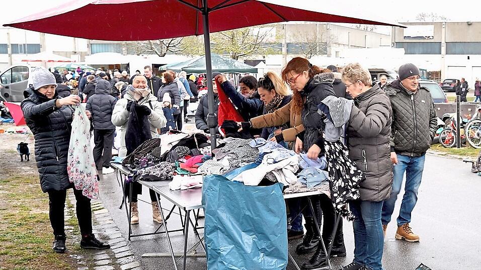 Erster Flohmarkt nach zwei Jahren: Ein gro&szlig;es Angebot sorgte f&uuml;r gro&szlig;en Andrang.