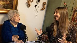 Tanja Valérien und Ruth Megary (100) bei der Aufzeichnung ihres Podcasts in Haselbach im Landkreis Straubing-Bogen.