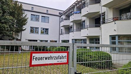 Durch die Feuerwehrzufahrt erreichten die Einsatzkr&auml;fte am Sonntag schnell den Garten des Seniorenheims in der Dr.-Godron-Stra&szlig;e. Eine Frau war dort in einen Schacht gefallen. (Symbolfoto)