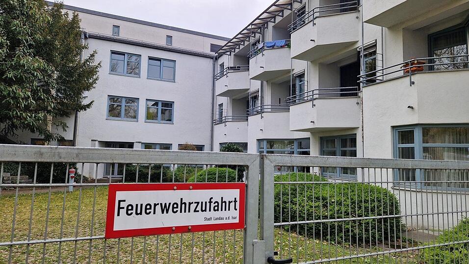 Durch die Feuerwehrzufahrt erreichten die Einsatzkr&auml;fte am Sonntag schnell den Garten des Seniorenheims in der Dr.-Godron-Stra&szlig;e. Eine Frau war dort in einen Schacht gefallen. (Symbolfoto)