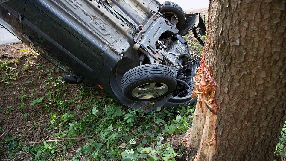 Unfall am Pfingstmontag in einem Waldst&uuml;ck bei Frontenhausen (Kreis Dingolfing-Landau). Dabei wurde ein 75-j&auml;hriger Mann schwer verletzt.