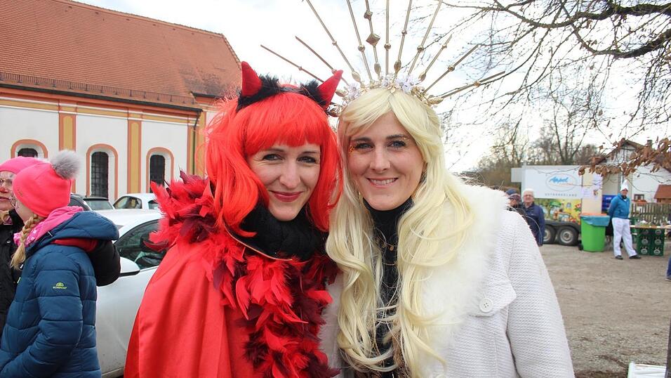 Viele Faschings-Fans haben sich am Samstag den Umzug in Langenbach angesehen. Viele Faschings-Fans haben sich am Samstag den Umzug in Langenbach angesehen.