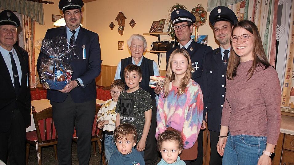 Der Jubilar ist von den beiden Vereinsvertretern in die Mitte genommen worden, vor ihm stehen seine Urenkel.