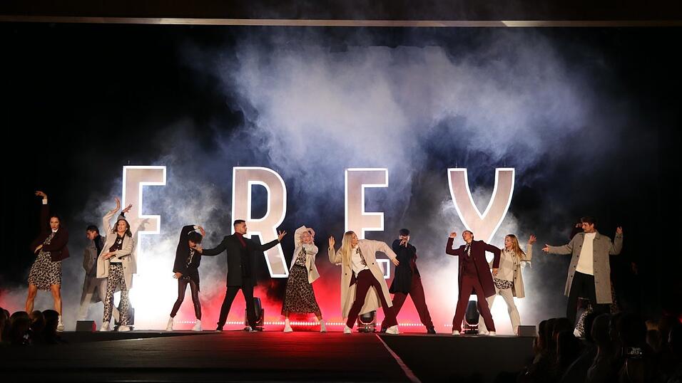 21 Models stellen in der ausverkauften Stadthallte in mehr als 20 Durchg&auml;ngen die Modetrends f&uuml;r den Herbst und den Winter vor.