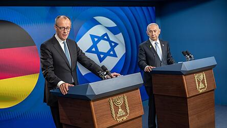 Bundeskanzler Friedrich Merz (l.) spricht bei einer Pressekonferenz mit Israels Premier Benjamin Netanjahu offen Meinungsverschiedenheiten an.