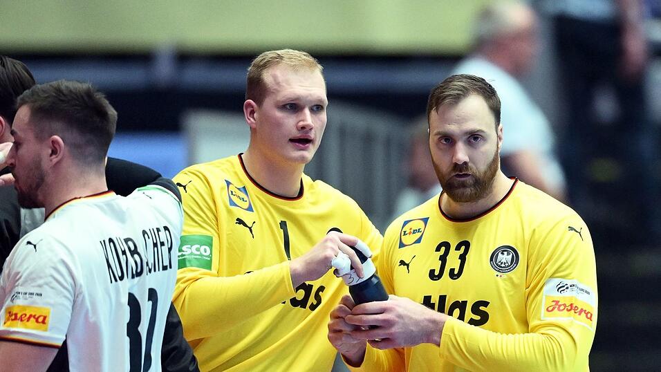 Andreas Wolff (r) hat die Torwart-Diskussion nach dem EM-Hauptrundenspiel gegen D&auml;nemark kritisiert.