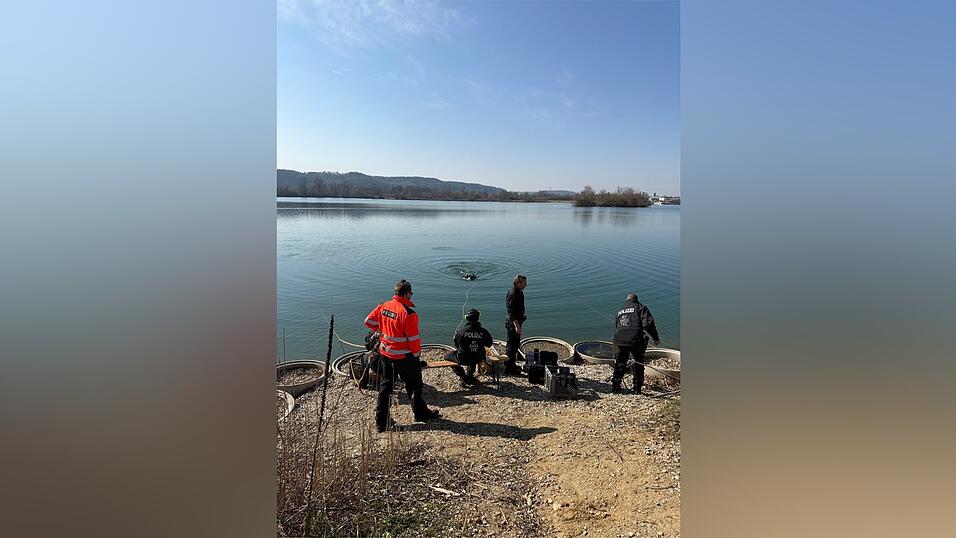 Die Polizei hat Grund zu der Annahme, dass Diebesgut im 'Wake Lake' bei W&ouml;rth an der Isar liegen k&ouml;nnte. Deshalb suchten Taucher den See ab.