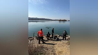 Die Polizei hat Grund zu der Annahme, dass Diebesgut im 'Wake Lake' bei W&ouml;rth an der Isar liegen k&ouml;nnte. Deshalb suchten Taucher den See ab.