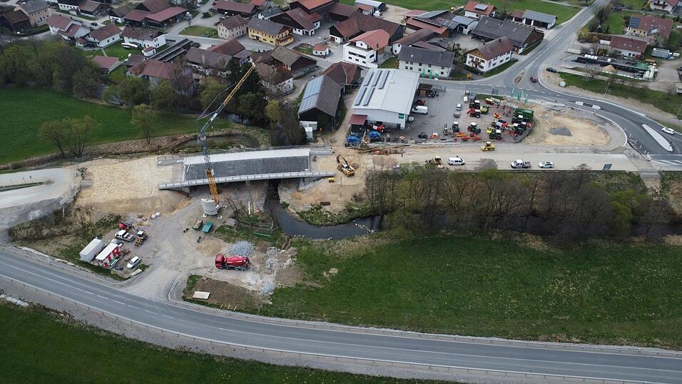Blick auf die Millionenbaustelle in Oberndorf. Anfang Mai sollen die Br&uuml;cke und die Kreuzung asphaltiert werden.