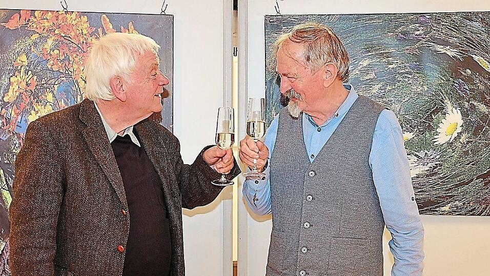Gerhard Weber und Werner Petschko vor den Werken von Brigitte Weber