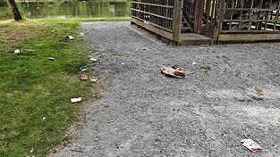 Eine Momentaufnahme am Sonntagmittag. An der Südseite des Aussichtsturms liegt Plastikmüll, Kartonagen, Einkaufstüten und Zigarettenstummel. Eine Momentaufnahme am Sonntagmittag. An der Südseite des Aussichtsturms liegt Plastikmüll, Kartonagen, Einkaufstüten und Zigarettenstummel.