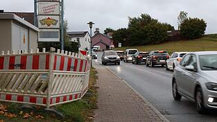 Die Ampelanlage in Zieglberg sorgt zeitweise für erhebliche Rückstaus auf der Staatsstraße, wo eine Stromleitung verlegt wird. In den kommenden Wochen beginnen auf Höhe Pfettrach die Arbeiten. Die Ampelanlage in Zieglberg sorgt zeitweise für erhebliche Rückstaus auf der Staatsstraße, wo eine Stromleitung verlegt wird. In den kommenden Wochen beginnen auf Höhe Pfettrach die Arbeiten.