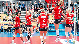 Allen Grund zum Jubeln: Jeannette Huskic, Nadine Burbrink, Pia Fernau, Annie Hatch und Tina de Groot (von links) freuen sich über das deutliche Spielergebnis gegen die Straubingerinnen.