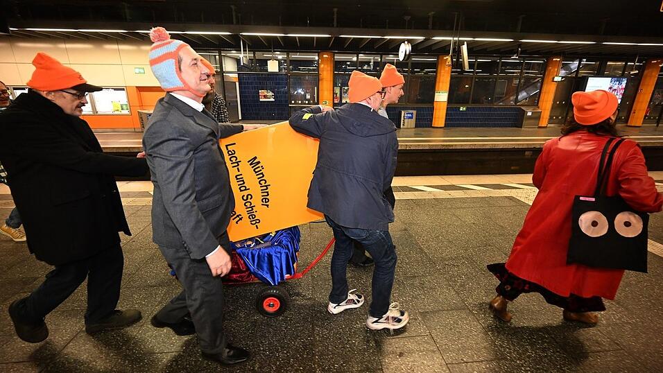 Die Münchner Lach- und Schießgesellschaft ist umgezogen - per U-Bahn und S-Bahn von Schwabing ins Kulturzentrum Gasteig. Die Münchner Lach- und Schießgesellschaft ist umgezogen - per U-Bahn und S-Bahn von Schwabing ins Kulturzentrum Gasteig.