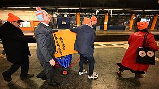 Die Münchner Lach- und Schießgesellschaft ist umgezogen - per U-Bahn und S-Bahn von Schwabing ins Kulturzentrum Gasteig. Die Münchner Lach- und Schießgesellschaft ist umgezogen - per U-Bahn und S-Bahn von Schwabing ins Kulturzentrum Gasteig.