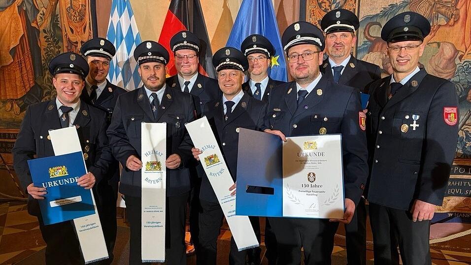 Abordnungen der Feuerwehren aus Wallersdorf, Haidlfing und Haidenkofen nahmen beim Staatsempfang in München teil.