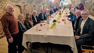 Nik S&ouml;ltl (l.) feierte mit vielen Ehreng&auml;sten.