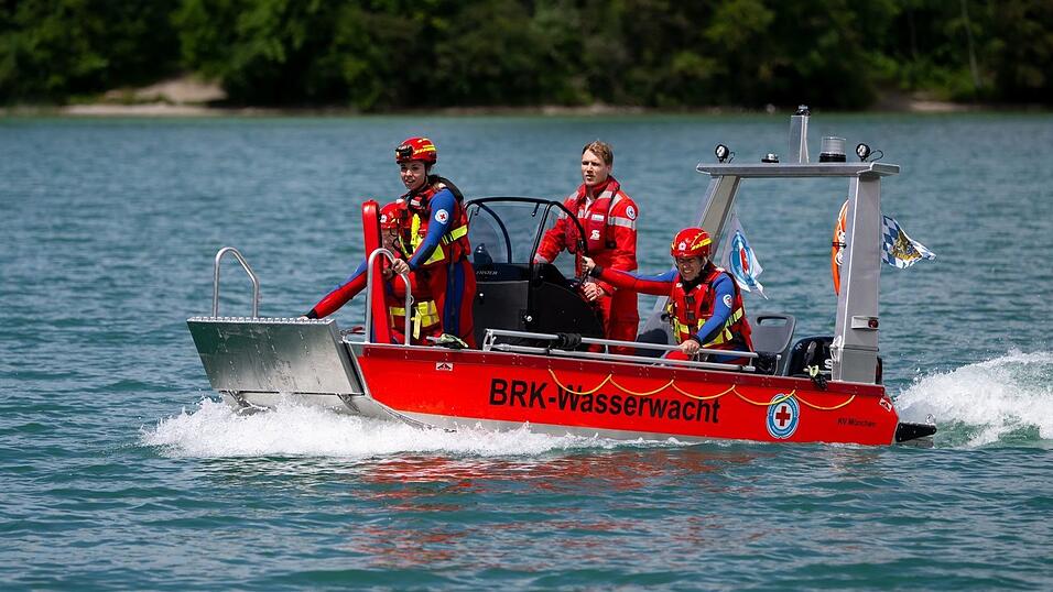 Taucher der Wasserwacht finden den toten 23-J&auml;hrigen in etwa acht Metern Tiefe. (Symbolbild)
