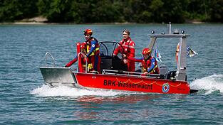 Taucher der Wasserwacht finden den toten 23-J&auml;hrigen in etwa acht Metern Tiefe. (Symbolbild)