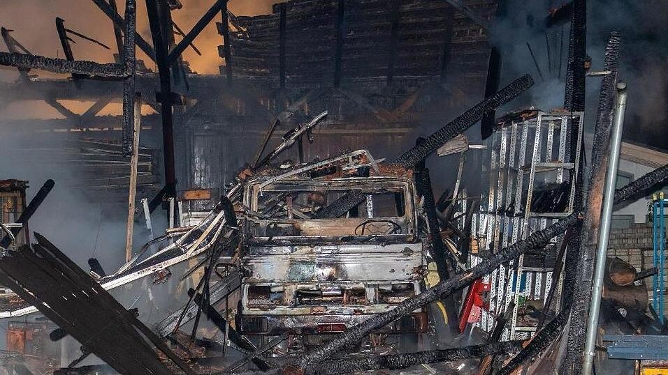 Das Feuer zerstörte in der Nacht auf Donnerstag eine Scheune in Freundorf.