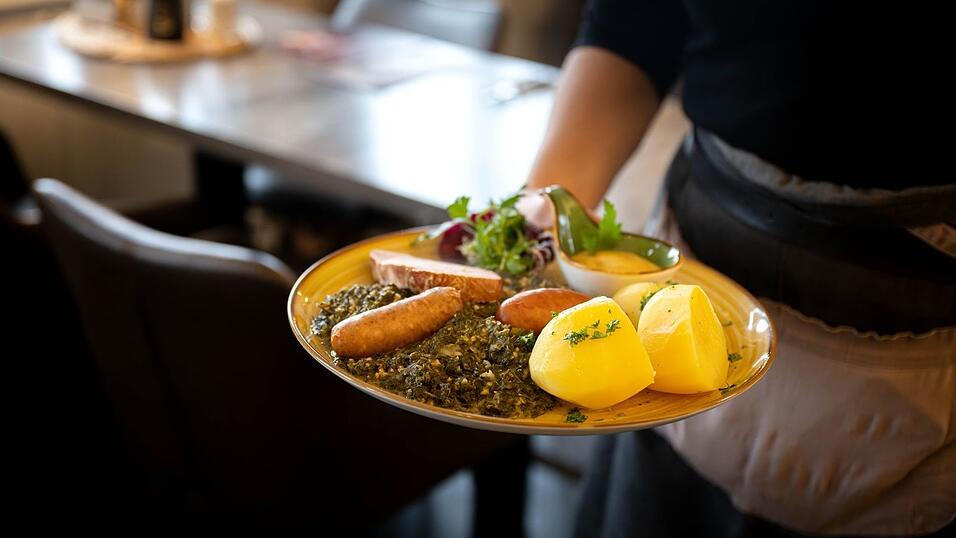 Auch ohne Ausbildung oder Studium Geld zu verdienen - zum Beispiel in der Gastronomie - ist für viele junge Menschen vorstellbar. (Symbolbild) Auch ohne Ausbildung oder Studium Geld zu verdienen - zum Beispiel in der Gastronomie - ist für viele junge Menschen vorstellbar. (Symbolbild)