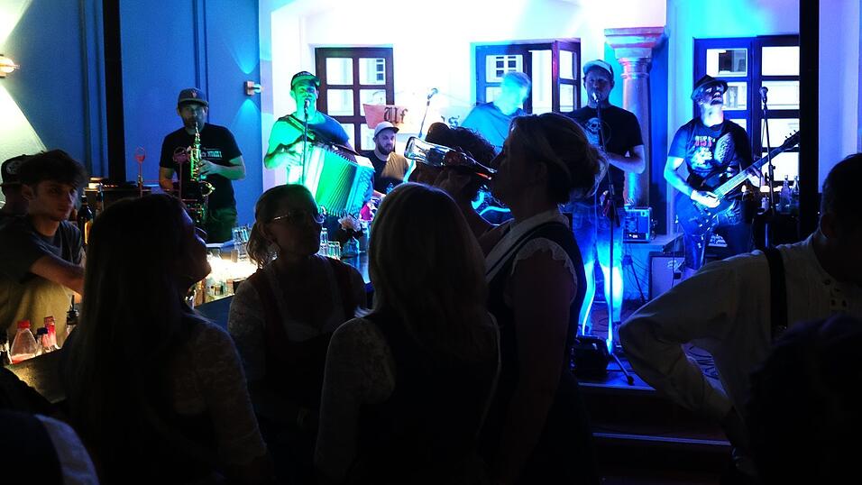 Partykl&auml;nge und z&uuml;nftige Kapellen, f&uuml;r jeden Nachtschw&auml;rmer in Tracht war etwas dabei.