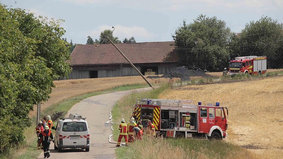 Auf diesem Feld fuhr am Dienstagmittag ein Landwirt mit seinem Traktor gegen einen Strommasten. Dadurch kam es zu einem Feldbrand und einem Stromausfall. Auf diesem Feld fuhr am Dienstagmittag ein Landwirt mit seinem Traktor gegen einen Strommasten. Dadurch kam es zu einem Feldbrand und einem Stromausfall.