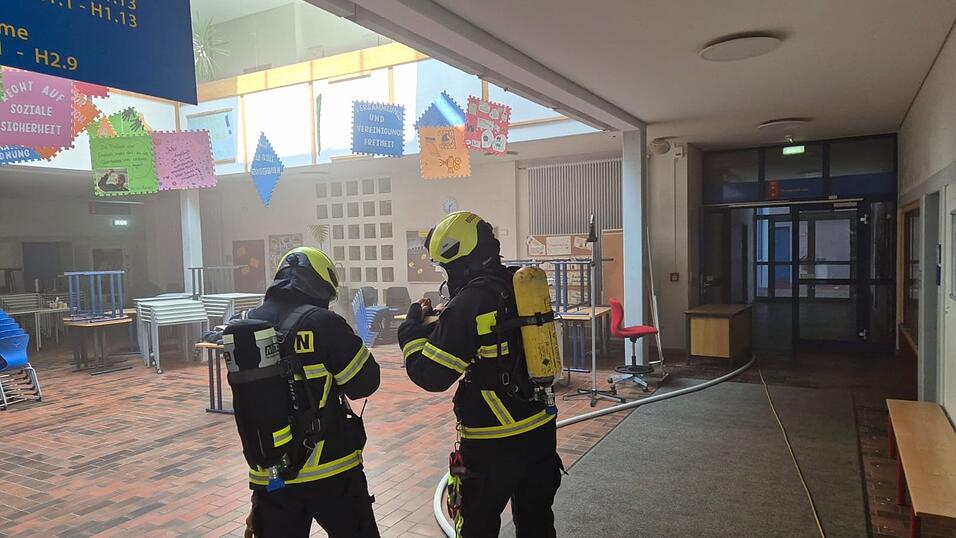Die Feuerwehr l&ouml;schte den Brand und entrauchte die Realschule gr&uuml;ndlich.&nbsp;
