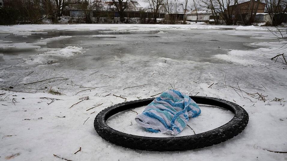 Die Kamera lief noch, als die Einsatzkräfte zur Suche des Eisbaders eintrafen. Die Kamera lief noch, als die Einsatzkräfte zur Suche des Eisbaders eintrafen.