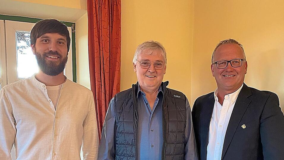Der amtierende B&uuml;rgermeister Thomas Huber (rechts) mit seinen neuen Stellvertretern, dem zweiten B&uuml;rgermeister Martin Biendl (Mitte) und dem dritten B&uuml;rgermeister Karl Weichenrieder (links).